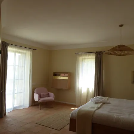 Couette-café Domaine De Saint Quentin 3*