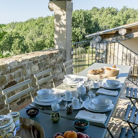 Domaine De Saint Quentin Couette-café 3*